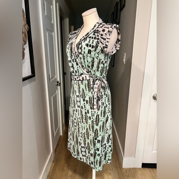 BCBGMAXAZRIA pale green and gray wrap summer short sleeve dress - Picture 7 of 15